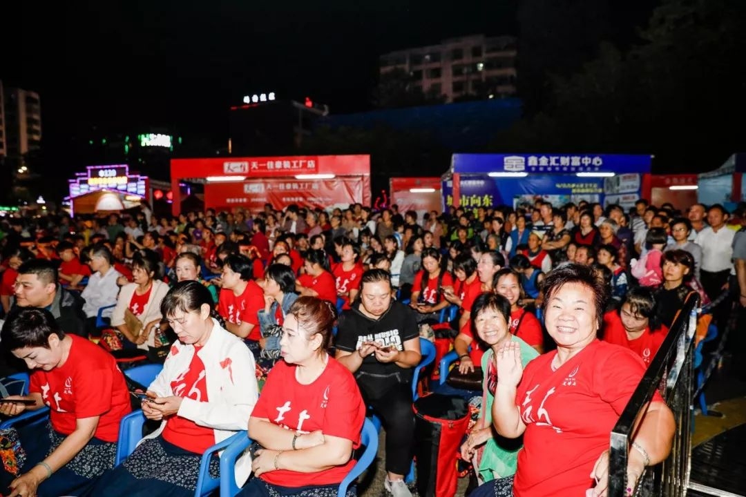 足球比赛直播，精彩纷呈，观众热情高涨插图