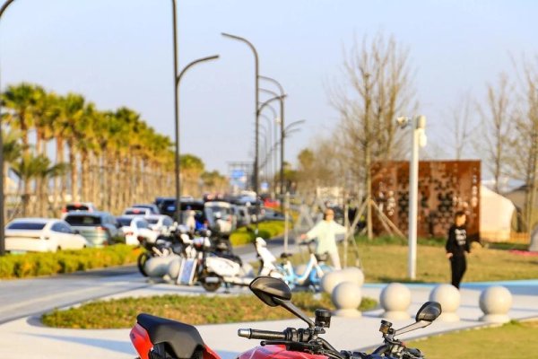 公升级摩托车是指高于特定排量级别的摩托车，具有高性能和大马力等特点。-振佳策