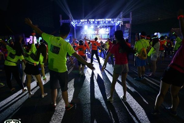 淮师大荧光夜跑活动，点亮青春，展现活力！-振佳策